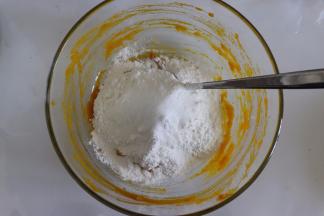 可以直接先把玉米淀粉、细砂糖、大部分糯米粉一起在一个容器中称重。糯米粉需要留一部分，看状态是否需要再补。