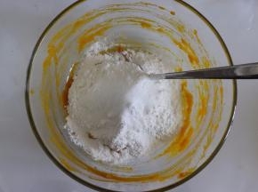 可以直接先把玉米淀粉、细砂糖、大部分糯米粉一起在一个容器中称重。糯米粉需要留一部分，看状态是否需要再补。