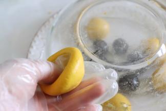 取一个，用手捏成类似窝头的形状。其余的盖好湿布或者，盖起来，防止风干。