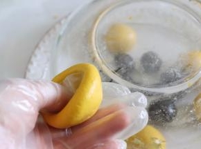 取一个，用手捏成类似窝头的形状。其余的盖好湿布或者，盖起来，防止风干。