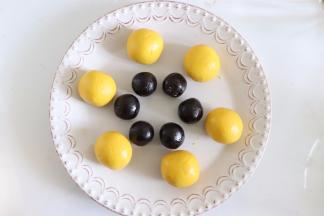 分割南瓜面团，一个约26克左右。馅料一个10克。