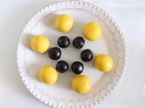 分割南瓜面团，一个约26克左右。馅料一个10克。