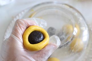 放入馅料，类似于包汤圆的方式，用手虎口位置推到收口。