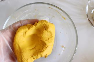 戴好防粘手套，揉面到软硬适中，犹如耳垂的软硬度，即可。如果先前倒入的糯米粉不足，这个时候再加入去调节，所以最好预留糯米粉，看状态再加。