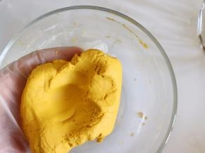 戴好防粘手套，揉面到软硬适中，犹如耳垂的软硬度，即可。如果先前倒入的糯米粉不足，这个时候再加入去调节，所以最好预留糯米粉，看状态再加。