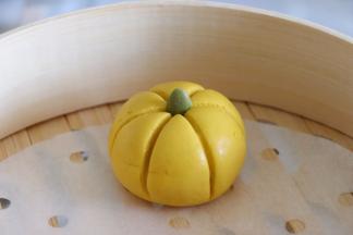 顶部放好南瓜子，或者葡萄干都可以。