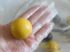 用手扣圆，光滑，稍微压扁一些。