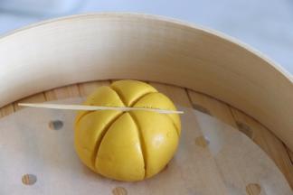 用牙签摁压出6条线，可以压的深一些。