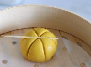 用牙签摁压出6条线，可以压的深一些。