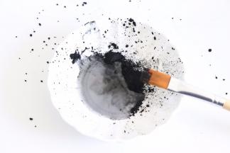 准备好一点竹炭粉稍微到一点水。