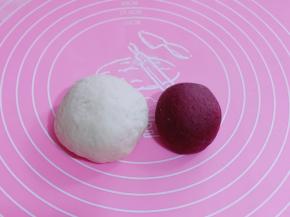 醒发好的面团组织是蜂窝状态，将醒发好的面团，排气揉圆。