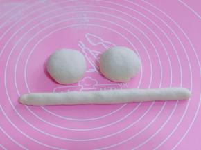 将白色面团分成3份，两份做脸及胡须，长条做帽沿及帽尖上的小圆球！