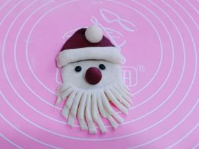 把做好的胡须放在脸部的下方、整理一下胡须。