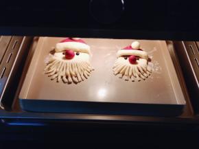 将做好的圣诞老人放烤盘上，入蒸烤箱中层，（这个量我做了两个，一大一小，做一个也可以哈！可以根据自己喜欢来决定！）