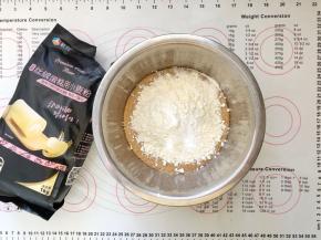 6、筛入蛋糕粉。