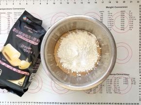 6、筛入蛋糕粉。