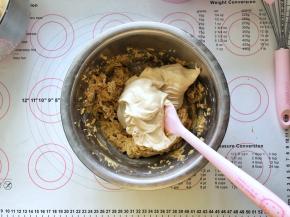 9、取一半的蛋白霜加入红枣面糊中。