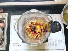 2、把红枣肉、牛奶、蛋黄、植物油、桂花糖依次倒入破壁机中。