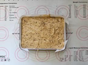 13、倒入学厨9寸蛋糕模具中，撒上白芝麻，震出气泡。