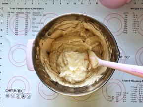 11、倒入剩余的蛋白霜中。