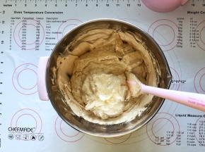 11、倒入剩余的蛋白霜中。