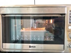 14、烤箱预热至140度上下火，放入模具烘烤50分钟后立即取出倒扣，待彻底凉透后脱模。