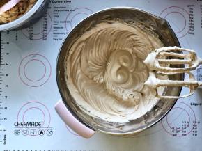 8、蛋白中加入老红糖加至硬性发泡。