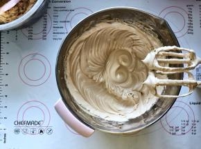 8、蛋白中加入老红糖加至硬性发泡。