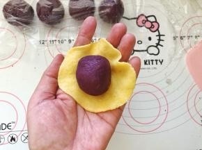 16、放入一个紫薯馅儿。