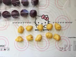 14、把面团分成10等份，大约每个18克。