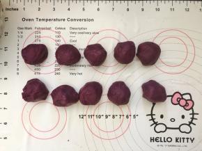 11、把紫薯泥分成10等份，大约每个28克。