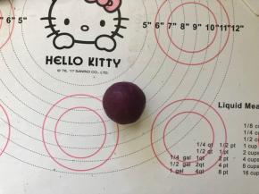 13、慢慢收紧收口，捏紧后揉圆。