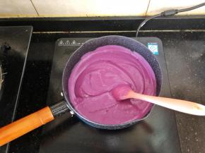 6、把紫薯糊倒入锅中。