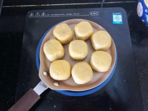 20、码入学厨平底锅，提前刷上一层薄薄的油。