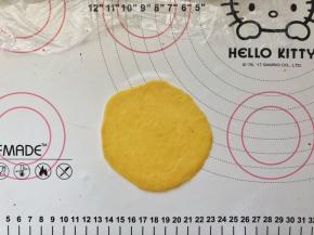 15、取一个面团擀成圆形薄片。