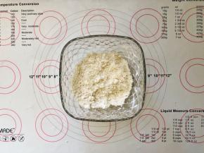 8、现在开始制作面皮，把面皮中除了鸡蛋以外的所有材料放在碗中，用手搓成粗的颗粒。