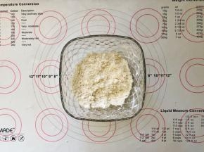 8、现在开始制作面皮，把面皮中除了鸡蛋以外的所有材料放在碗中，用手搓成粗的颗粒。