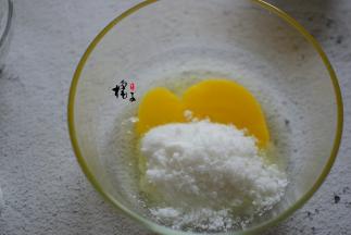 鸡蛋中加入45克白糖，用打蛋器搅拌搅拌