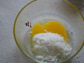 鸡蛋中加入45克白糖，用打蛋器搅拌搅拌