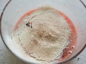 将泡打粉、可可粉、低筋面粉混合筛入鸡蛋液中，翻拌均匀