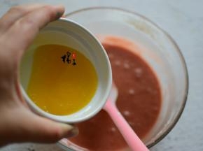 黄油隔水融化或者放微波炉里加热30秒，分两次加入面糊中，每次都要翻拌均匀