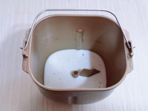 首先将牛奶加入面包桶中，再加入红糖！