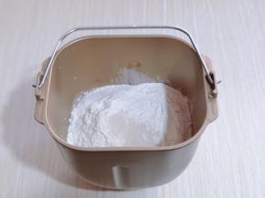 除除黄油与熟核桃，蔓越莓干外，全部加入面包桶中！启动“和面”程序。