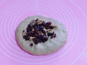 取出面团揉圆排气，揉好的面团盖上保鲜膜松弛20分钟。将松驰好的面团再次揉圆排气，用手摁成厚一点的面团。（不用擀面杖，用手掌心按即可！）