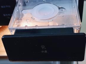 将美的蒸烤箱的水盒取出，加满纯净水！再放回原位！