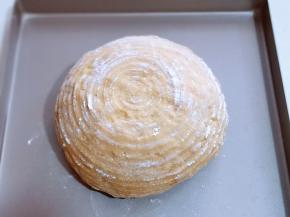 将二发好的面包胚从发酵篮中倒扣在烤盘上。