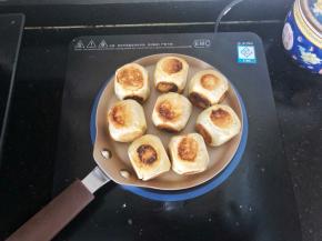 21、小火煎至六面金黄色即可。