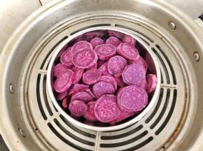 1、紫薯削皮切片大火蒸熟。