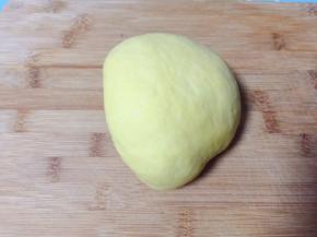 发酵好的面团揉匀