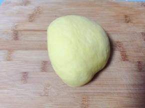 发酵好的面团揉匀